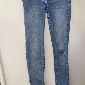 Byxor storlek xs från bikbok - Bra skick klippt hålet själv, man står för frakten själv