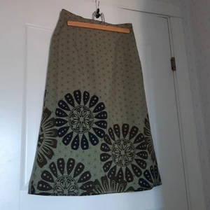 Kjol - Grön kjol med väldigt fint mönster! Kjolen går ned till lite under knänen på mig. Bara å skriva vid frågor! :)) 