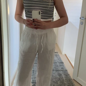 Linnebyxor  - Jättefina vita linnebyxor! Säljer dom då dom inte kommer till användning och har inte kvar kvittot! 