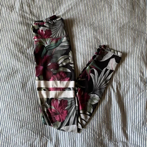 Stronger- tights - Jättefina blommiga tights från Stronger i strl xs, passar s bra oxå Använda men i fint skick Ena benet har fått en liten liten rispa i tyget på ett av dem vita strecken som är igensytt (se bild 3) men det är inget som syns om man inte tittar jättenära Nypris : 700kr, säljes för 150kr Säljes då dem inte kommer till användning