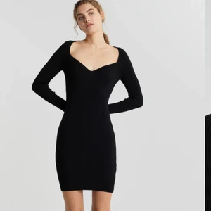 Gina klänning  - Säljer denna fina stickade gina klänning då dem ej hade öppetköp??🤬 Bra tyg som lyfter ens former❣️