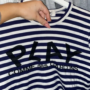 comme des garçones tröja - Cdg/play tröja, använd max 20 gånger. Har ett ca 2-3mm hål på ena ärmen, syns knappt. Tröjan är blå/vit randig. ☺️ Nypris var runt tusenlappen.