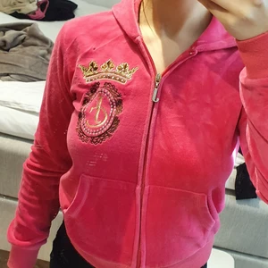 juicy couture kofta - Jag köpte denna här på plick men den kommer aldrig till användning. den är väl använd och sliten och har till o med ett hål, kan inte lägga upp mer än 3 bilder men fråga gärna.
