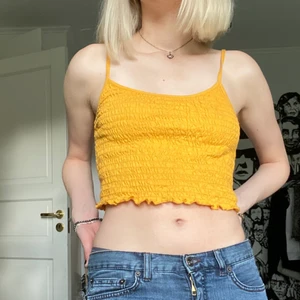 Gul topp - Gul och somrig topp från UO! Knappt använd 🖤🌻