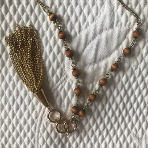 Halsband - Fint halsband, aldrig använt. Ganska lång i modellen 🧡🧡