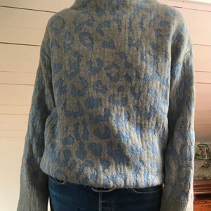 Fin mjuk tröja  - Jättesnygg tröja köpt på loppis. Jättefint skick förutom pyttelite nopprig, väldigt cool detalj på armarna. Jättemjuk och fin ringning. 30 % merinoull 🌟passar även större storlekar 