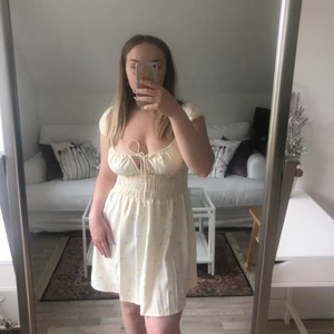 Supergullig gul klänning - Säljer denna sommardrömmen från PrincessPolly som dessvärre inte kommer till användning då jag tycker den är lite lång för mig. Klänningen passar personer med liten byst samt lite större vilket är fantastiskt!