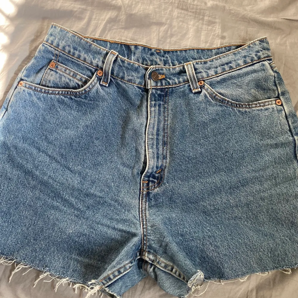 Ett par Levis jeansshorts som passar strl medium eller small om man vill att de ska sitta oversize. . Shorts.