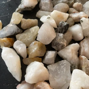 Kristaller  - Vi säljer dessa kristaller tillsammans, man kan alltså inte köpa bara en utan alla isåfall. Vi är osäkra på exakt vilka kristaller de är men vi tror clear quartz, några citrin och möjligen rosé quartz. Vi kör en budgivning på dessa, skriv till oss om det är något ni undrar över!💕