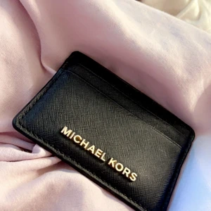 Michael kors korthållare  - Korthållare med plats för 4+ kort, använt skick! Beställd från zalando! Guldiga bokstäver 
