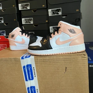 Jordan 1 mid crimson tint DAM - Säljer ett gäng Jordan 1 mid crimson tints. Alla är oanvända (DS) och inköpta från Jdsports.SE Storlekar crimson tint : 36.5,38,38.5  Har flera referenser sen innan.  Kan mötas i Gävle alternativt frakta på köparens bekostnad (99kr).  Betalning sker via Swish eller plus/bankgiro.  Fråga gärna vid fundering eller om fler bilder önskas.