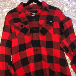 Dickies skjorta  - Säljer en Dickies skjorta i XS, använt ett fåtal gånger, går över rumpan på mig som är 160 cm.