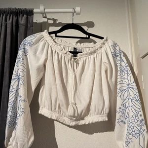 Vit sommar topp - Strl S köpt på H&M, i bra skick! 