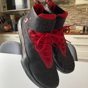 NIKE AIR JORDAN FLY UNLIMITED BRED - hjälper min grabb att sälja sina nike air jordan unlimited bred 🙏 storlek 47,5 eller 13 us. köpta år 2018 för 1100 kr och använda max 5 gånger.  kan fraktas men då står köparen för frakten, kan annars mötas upp i östersund. 