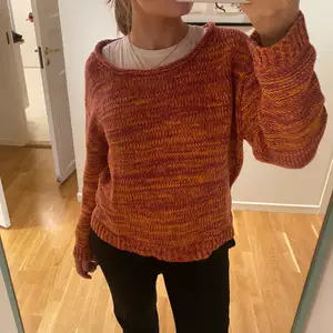 Stickad Acne Studios tröja i orange/rosa. Jättefint skick. Nypris 2000. 🧡💞