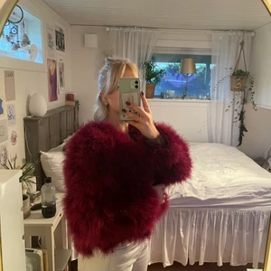 Vinröd jacka (äkta fjädrar) - Säljer denhär super fina vinröda jacka med äkta fjädrar. Använt fåtal gånger, fjädrarna har lossnat lite på armen men är säker på att de går att limma fast igen!                     Nypris 1000kr, köparen står för frakten