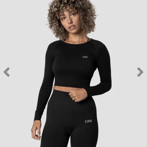 Träningtröja - Helt ny träningströja från ICANIWILL⚡️⚡️ aldrig använd!! Storlek M men passar även S och XS då den är ganska tight! Verkligen en fin träningstopp! Köparen står för frakt❤️‍🔥 (köp direkt för 270)