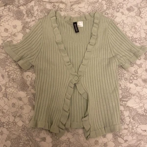 Kofta - Super söt sage grön kofta från Hm💖 Säljes då den inte kommer till användning, storlek Xs☺️ 100kr + everuell frakt🌟 Kolla gärna in mina andra annonser!