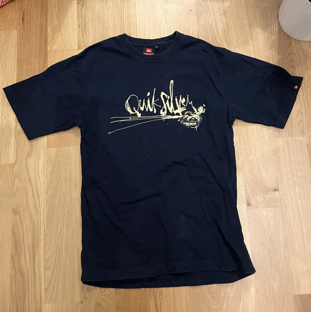 Svart Quiksilver Tshirt med tryck på fram och baksida. Tröjan är i bra skick, storlek M, skriv för mer bilder eller mått. T-shirts.