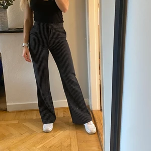 Kystymbyxor NA-KD - Svarta Kritstreckrandiga kostymbyxor från NA-KD i storlek 36. I mycket gott skick :)