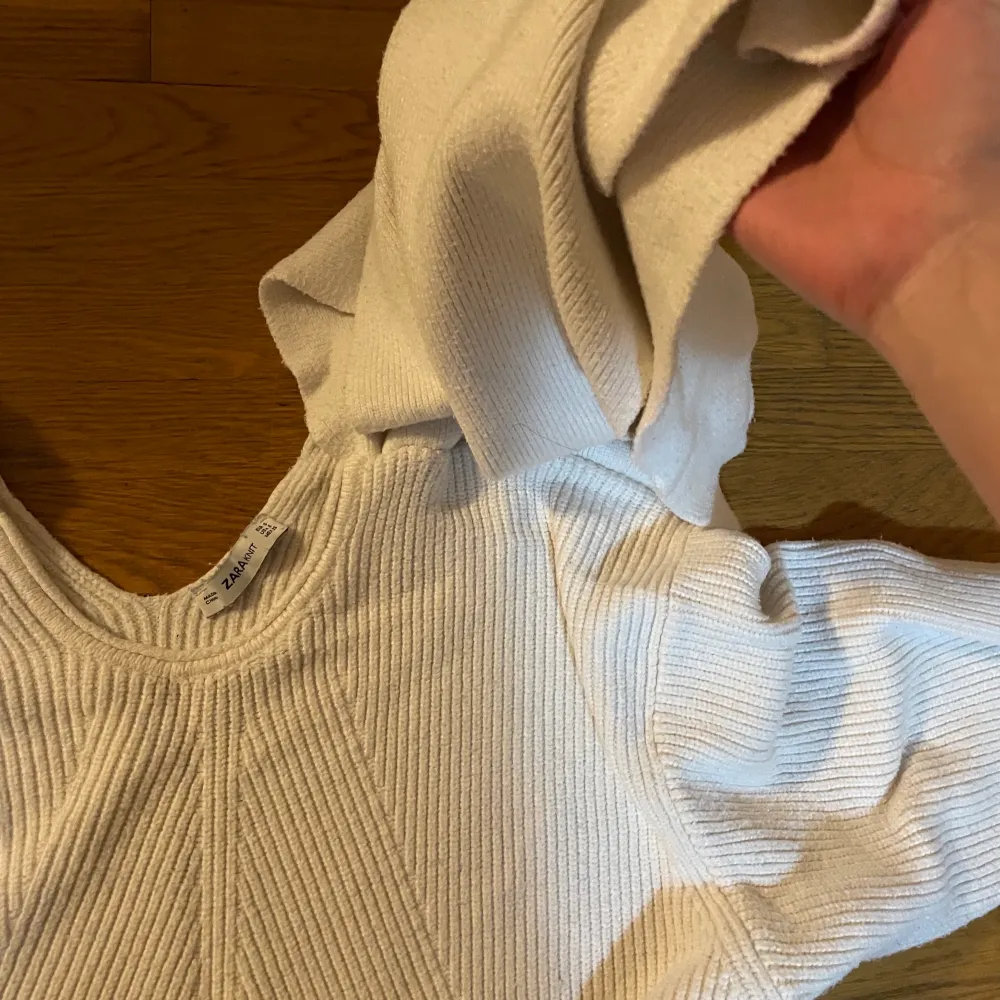 Skit fin stickade tröjan från zara💕 köptes ett tag sen fast aldrig använt så extremt bra skick! Den har en ”lång halsduk detalj” skriv för mer detaljer, den är i strlk S fast skulle passa bra från XS-M😍😍✨. Stickat.