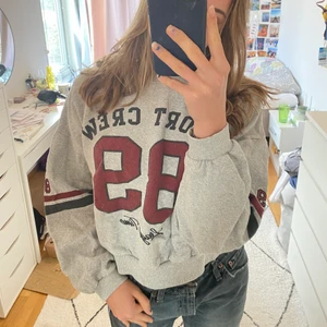 Sweatshirt  - Snygg sweatshirt från Pull & Bear💜😃 Fint skick!! Bara att fråga vid funderingar💘😇