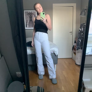 Vita jeans  - Vita jeans ifrån zara i storlek 38! Jag är 177cm lång och för mig är det perfekt längd. 
