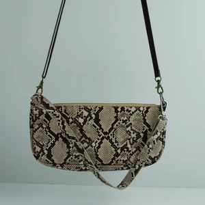 Saturn🪐 by M.E.J UF - Lagom stor väska med två axelband, ett långt och ett lite kortare. Väskan har en planet målad på och färgen tål en del vatten då den är sprejad med skyddslack. 120kr + frakt, vid flera intresserade sker budgivning.