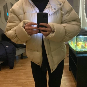 PUFFERJACKET - Säljer min snygga puffjacka från NAKD med detalj vid ärmarna. Använd ett fåtal gånger, inget fel med den! Varm, skön och snygg!😍 Köparen står för frakt🌸