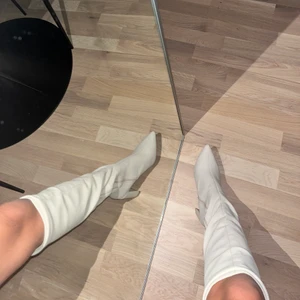 Knähöga stövlar! - Helt oanvända! Jättesnygga!! Typ krämvita. Kommer inte till användning:(