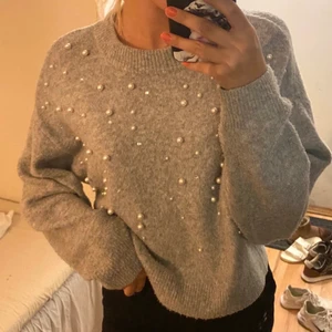 Grå stickad tröja med pärlor - Från H&M i ett bra skick! Storleken är XS men passar även större!! Köparen står för frakten
