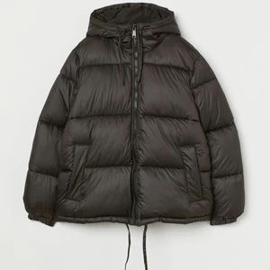Pufferjacka - Säljer min pufferjacka från hm som är slutsåld🖤 har tagit bort snörena på jackan!! Den är väldigt oversized. Köp direkt för 500🤍