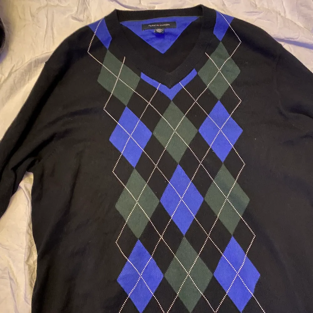 Står storlek M på lappen och jag är S så skulle säga oversized S/M. Köpte den secondhand o fanns ett litet hål i sidan men jag har sytt ihop det, kontakta mig för bild❤️ Pris kan diskuteras!. Neuletakit & Villapaidat.