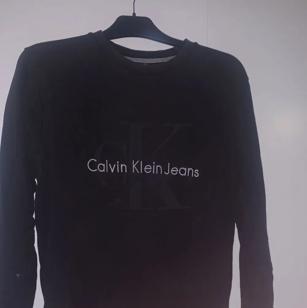 Säljer en fin Calvin Klein Sweatshirt. Den är använd men i ett fint skick . Äkta . (Köparen står för frakten ) . Hoodies.