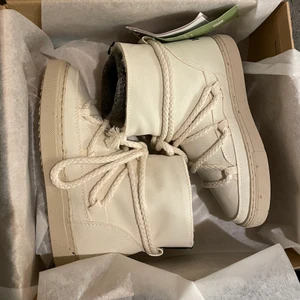 Inuikii - Helt nya Inuikii skor som tyvärr va för små för mig. Köparen står för frakten. Nypris 2599kr pris kan diskuteras.