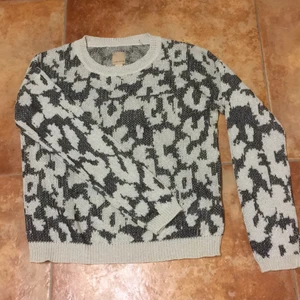 Stickad långärmad - Snygg tröja med glittriga toner.