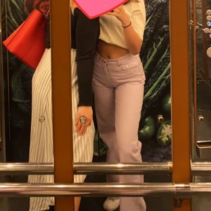 Lila jeans - Säljer mina jättenajs lila jeans då de tyvärr blivit för små😢Köpta förra sommaren för 600. Skriv på DM så skickar jag bättre bilder 🤍🤍 