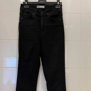 Gina tricot bootcut jeans - Ett par bootcut jeans från Gina tricot. Inga fläckar eller hål. Storlek s. Säljer för att dom blivit för små