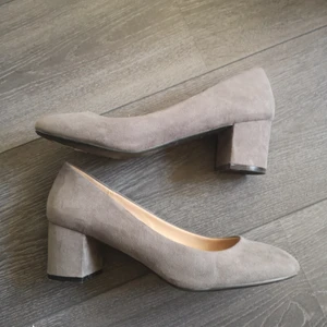 Grå klackar  - Bekväma grå klackar i fake mocka. Strl 39. Jättesköna att gå i men får aldrig någon användning av dem. 