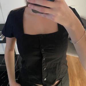 Svart topp - Svart topp från NA-KD i strl 36. Använd några gånger i somras men kommer inte till användning längre, bra skick! 