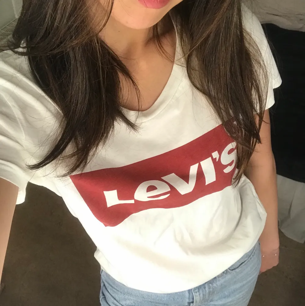 Vit Levi’s t-shirt med röd logga. Är i mycket bra skick. Kan mötas upp eller frakta.. T-shirts.