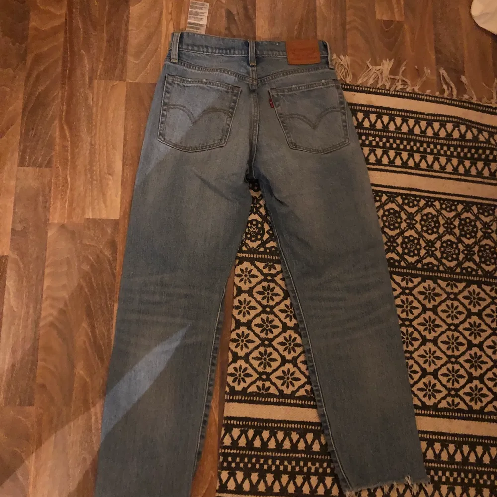 Levis jeans tight upptill lite vidare nertill, avklippta passar mig som är 1,58 storlek 26. Jeans & Byxor.