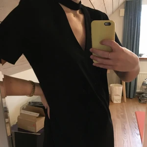 Super fin Zara klänning med v ringning - Svart klänning med lite djupare v ringning, super fin nu till jul och vinter tider!🖤 köpare står för frakt 