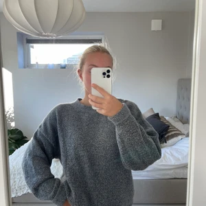 Stickad tröja  - En fin stickad tröja i en blå/grå färg från HM🖤