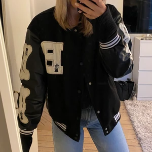 college jacka - sååå sjukt snygg jacka som jag köpte i våras men som inte kommit till så mycket användning då jag har många andra jackor. Den är därför i väldigt bra skick😍 Köpte den för 900 kr