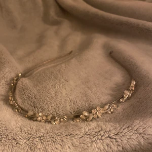 DIADEM - Supergulligt diadem i färg silver med lite vita pärlor. Kommer inte till användning längre! Säljer för 30kr + 12kr frakt 💙