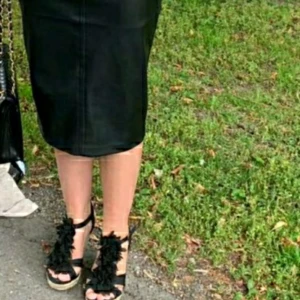 Skinnkjol pennkjol s 36 - Jätte snygg konst skinnkjol i jätte fin passform med fina guld detaljer. Storlek small, 36