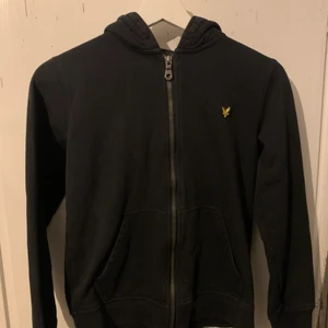 Lyle & Scott zip-tröja junior - Lyle & Scott zip-tröja junior i bra skick! Liten i storleken 10-13 beroende på hur liten du är.