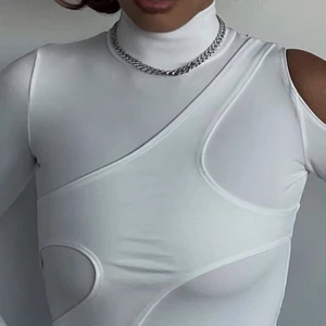 Långärmad vit topp med detaljer  - Så fin och unik vit topp med detaljer och öppen axel, passar XS-M. Superbra skick.