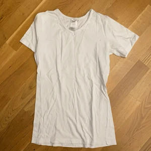 vit t-shirt, storlek XS - Använd 1/2 gånger för ca 3 år sen. En vanlig vit t-shirt i storlek XS